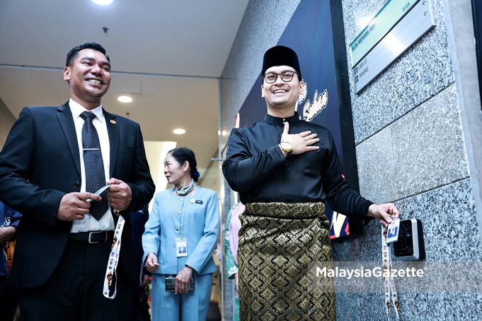 CLOCK IN MENTERI DAN TIMBALAN MENTERI KBS