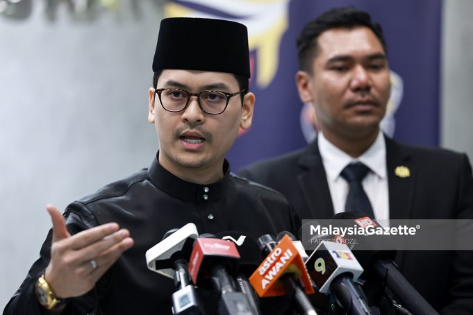 CLOCK IN MENTERI DAN TIMBALAN MENTERI KBS
