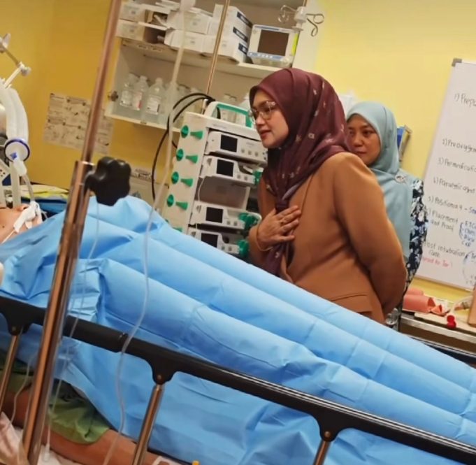 Siti Nurhaliza lawat peminat di ICU.