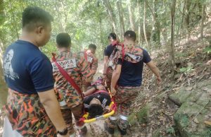Bomba usung turun pendaki cedera di Bukit Jambul