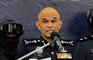 Dua penembak cedera dirempuh pacuan empat roda Ketua Polis Selangor, Datuk Shazeli Kahar menunjukkan antara rampasan pelbagai jenis dadah selepas sidang media di MES Pegawai Kanan Ibu Pejabat Kontinjen Selangor, Shah Alam, hari ini.