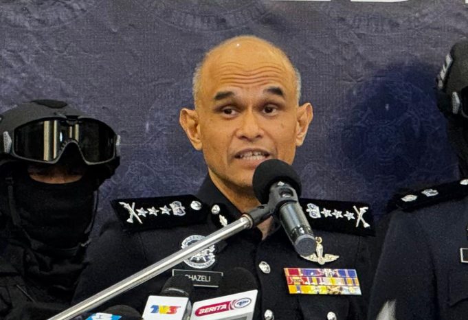 Ketua Polis Selangor, Datuk Shazeli Kahar menunjukkan antara rampasan pelbagai jenis dadah selepas sidang media di MES Pegawai Kanan Ibu Pejabat Kontinjen Selangor, Shah Alam, hari ini.