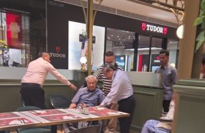 Dr. Mahathir Mohamad berada di sebuah premis di Pavilion Damansara Heights sambil menikmati secawan kopi.