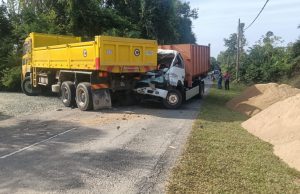 Pemandu maut rempuh lori rigid melintang tengah jalan