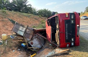 Dua maut, lori muatan bawa racun kelapa sawit terbabas