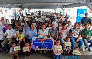 110 pelajar B40, asnaf di Pangsapuri Seri Perantau terima sumbangan persekolahan