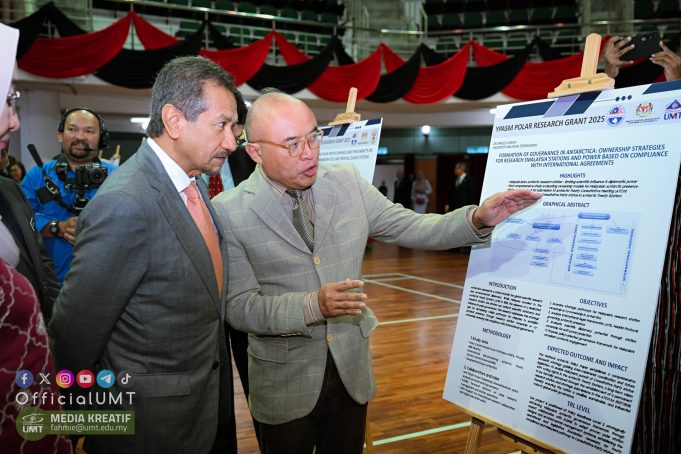 Dr. Madzli (kanan) menyembah taklimat kepada KDYMM Sultan Terengganu selaku penaung YPASM