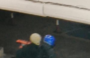 Dua lelaki bersenjata pistol samun kedai emas