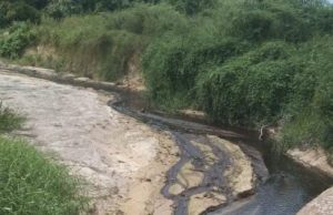 Sungai Johor tercemar lagi, air bertukar warna hitam