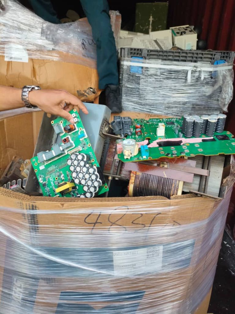Kontena yang ditahan mengandungi sisa elektronik (eWaste) dan wayar kuprum