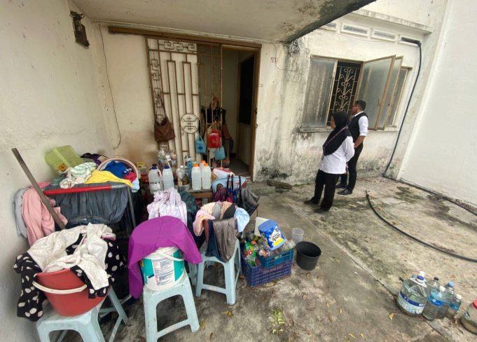 Longgokan barang lusuh di premis berhampiran Segambut Dalam.