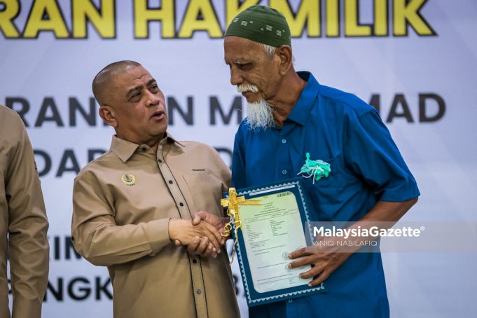 MAJLIS PENYERAHAN GERAN HAKMILIK MUKIM LEKIR DAN PENGKALAN BAHAR Menteri Besar Perak, Datuk Seri Saarani Mohamad menyerahkan geran hakmilik kepada penerima pada Majlis Penyerahan Geran Hakmilik Bagi RPT Sungai Tiram, Mukim Lekir dan RPT Sungai Batu, Mukim Pengkalan Baharu di Dewan Pegawai Daerah, Pejabat Daerah dan Tanah Manjung, pada Isnin. Foto ANIQ NABILAFIQ ANUAR, 12 JANUARI 2026.