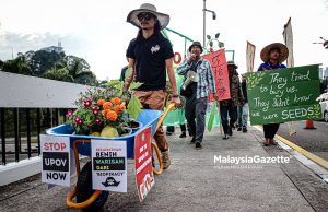 Demonstrasi Angkat Hak Petani dan Lawan Monopoli di Hadapan Parlimen