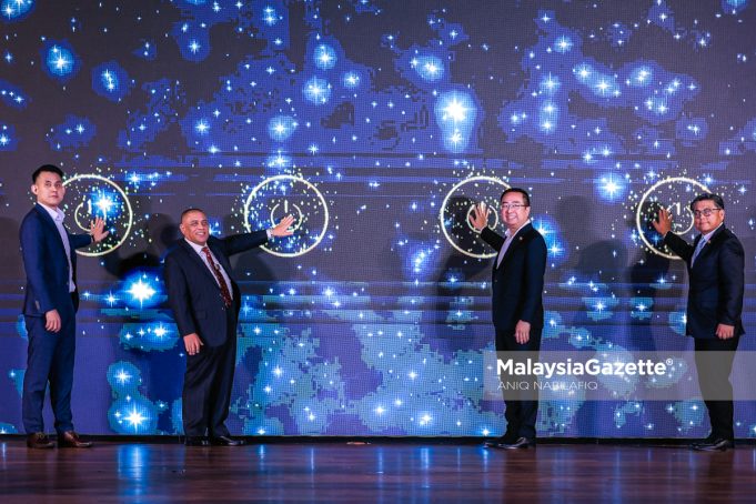 MAJLIS PELANCARAN PROSPEKTUS KEE MING GROUP BERHAD Menteri Besar Perak, Datuk Seri Saarani Mohamad (dua, kiri) bersama Menteri Sains, Teknologi dan lnovasi, Chang Lih Kang (dua, kanan) ketika gimik pelancaran buku Prospektus Kee Ming Group Berhad di AC Hotel by Marriot, Ipoh, pada Rabu. Foto ANIQ NABILAFIQ ANUAR, 21 JANUARI 2026.