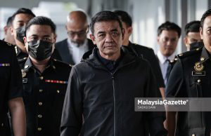 Bekas PTD, isteri hadir ke mahkamah hadapi pertuduhan pengubahan wang haram