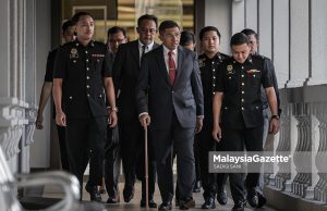 Bekas Panglima Angkatan Tentera Dihadapkan Ke Mahkamah