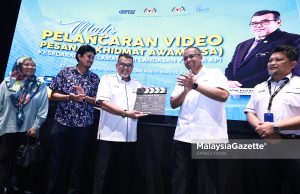 Timbalan Menteri Pengangkutan, Datuk Hasbi Habibollah membuat gimik Pelancaran Video Pesanan Khidmat Awam (PSA) KTMB 'Kesedaran Keselamatan Di Landasan Kereta Api' sambil diiringi Ketua Pegawai Eksekutif Kumpulan KTMB, Datuk Azlan Shah Al Bakri (dua kanan) di Finas, Kuala Lumpur. Foto FAREEZ FADZIL, 27 JANUARI 2026.
