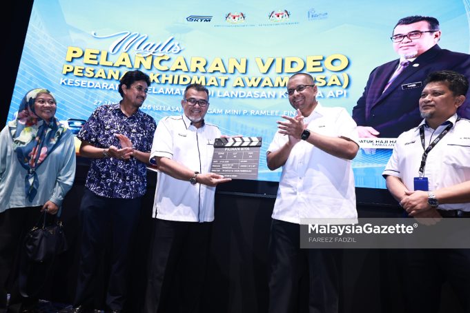 Timbalan Menteri Pengangkutan, Datuk Hasbi Habibollah membuat gimik Pelancaran Video Pesanan Khidmat Awam (PSA) KTMB 'Kesedaran Keselamatan Di Landasan Kereta Api' sambil diiringi Ketua Pegawai Eksekutif Kumpulan KTMB, Datuk Azlan Shah Al Bakri (dua kanan) di Finas, Kuala Lumpur. Foto FAREEZ FADZIL, 27 JANUARI 2026.