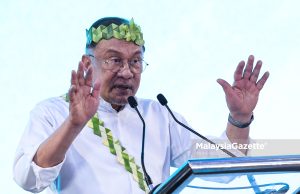 “Saya nak wajibkan tahun ini, tapi kementerian kata sabar” – PM