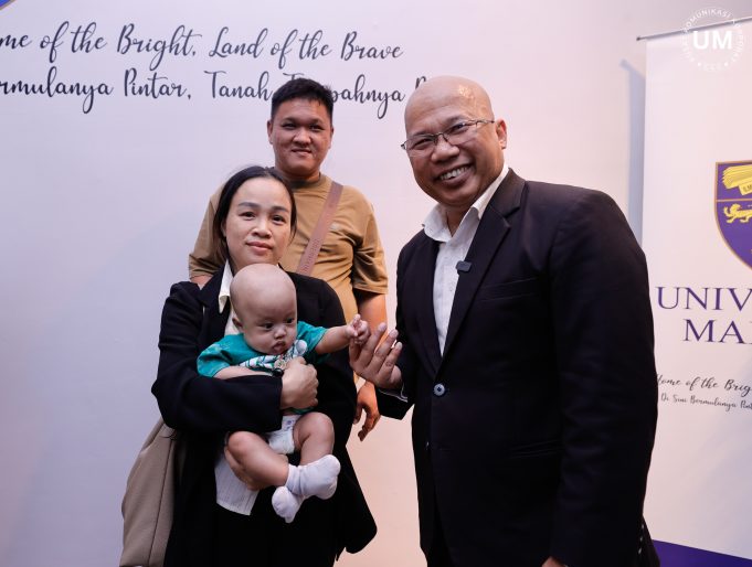 Naib Canselor bersama bayi dan ibu bapa