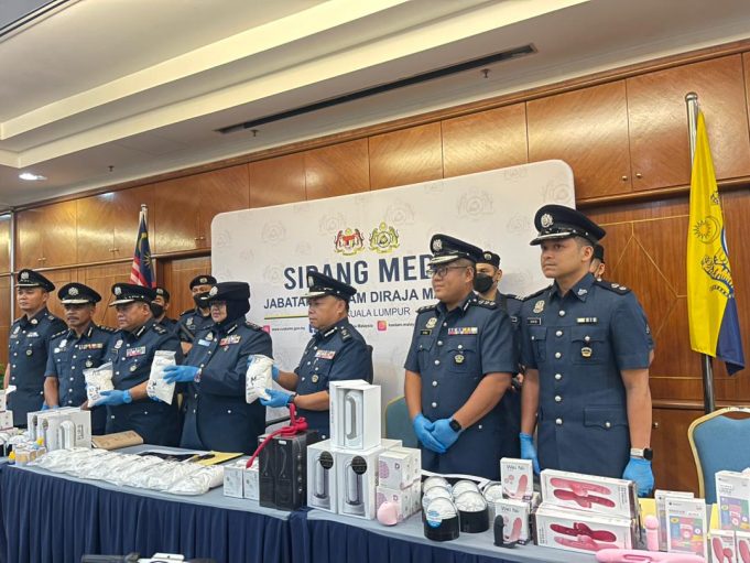 Sidang media Pengarah Jabatan Kastam Diraja Malaysia (JKDM) Wilayah Persekutuan Kuala Lumpur (WPKL), Wan Norizan Wan Daud berkaitan rampasan alat mainan dewasa, moped bike dan dadah jenis syabu.