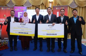UKM terima sumbangan Etiqa untuk bantu pelajar, komuniti
