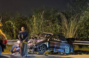 Lelaki maut, kereta terbabas sebelum langgar penghadang jalan