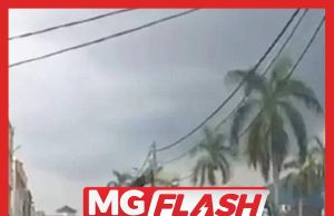 Warung Burger Atas Lori Jatuh Timpa Penunggang Motosikal #MGFlash
