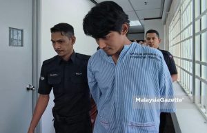 Lelaki cederakan ibu bapa guna pedang samurai tidak mengaku salah