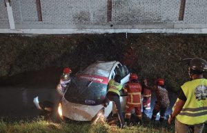 Lima sekeluarga berdepan detik cemas, kereta terbabas ke dalam longkang