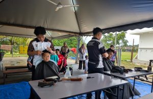 100 kanak-kanak gunting rambut percuma sebelum sekolah bermula