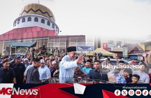 PM Anwar Berjalan Kaki Ke Masjid Usai Makan Bersama Penduduk