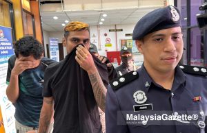 Dua rakan menyamar pegawai imigresen lakukan rompakan bersenjata didakwa