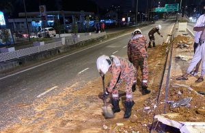 Bomba bersihkan tumpahan tanah pasu bunga, elak bahaya jalan raya