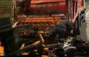 Penunggang motosikal parah tersepit belakang lori sampah