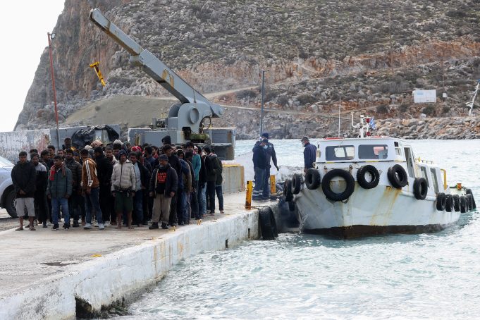 Grèce: au moins trois morts dans un naufrage d'un bateau de migrants