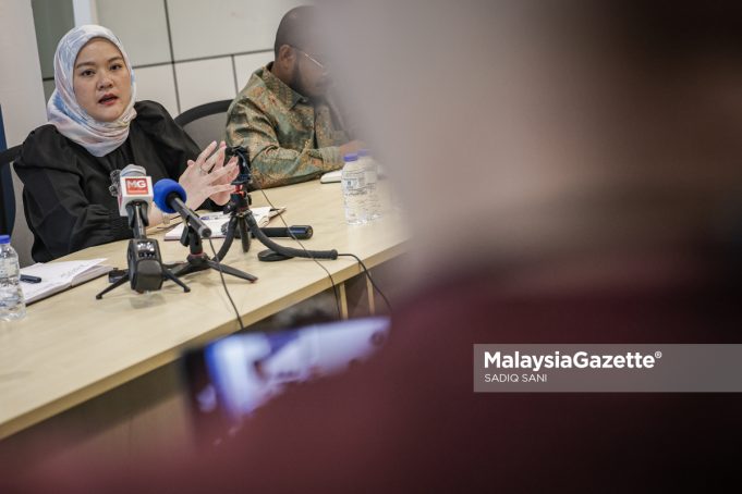 Setiausaha Agung MUDA, Nurainie Haziqah Shafii bercakap pada sidang media berkenaan Akta Drakonian di Solaris Mont Kiara, Kuala Lumpur. Foto SADIQ SANI, 01 OGOS 2025