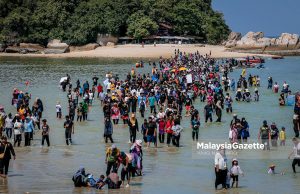 Fenomena ‘laut terbelah’ Pulau Pangkor gamit 3,000 pengunjung