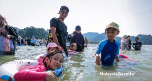 Gambar hiasan. Kanak-kanak dengan pemantauan rapi orang dewasa menikmati pengalaman berada di laluan laut cetek ekoran berlaku fenomena air laut surut sehingga menimbulkan beting pasir ketika tinjauan lensa MalaysiaGazette di Pulau Pangkor, pada Isnin. Foto ANIQ NABILAFIQ ANUAR, 02 FEBRUARI 2026. Dasar Kasih Keluarga Negara (DKKN) pada program Jelajah Sejahtera MADANI – Skim Insurans Kesejahteraan Rakyat (SIKR) Perak Sejahtera 2030 Saarani Mohamad