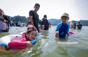 Gambar hiasan. Kanak-kanak dengan pemantauan rapi orang dewasa menikmati pengalaman berada di laluan laut cetek ekoran berlaku fenomena air laut surut sehingga menimbulkan beting pasir ketika tinjauan lensa MalaysiaGazette di Pulau Pangkor, pada Isnin. Foto ANIQ NABILAFIQ ANUAR, 02 FEBRUARI 2026. Dasar Kasih Keluarga Negara (DKKN) pada program Jelajah Sejahtera MADANI – Skim Insurans Kesejahteraan Rakyat (SIKR) Perak Sejahtera 2030 Saarani Mohamad