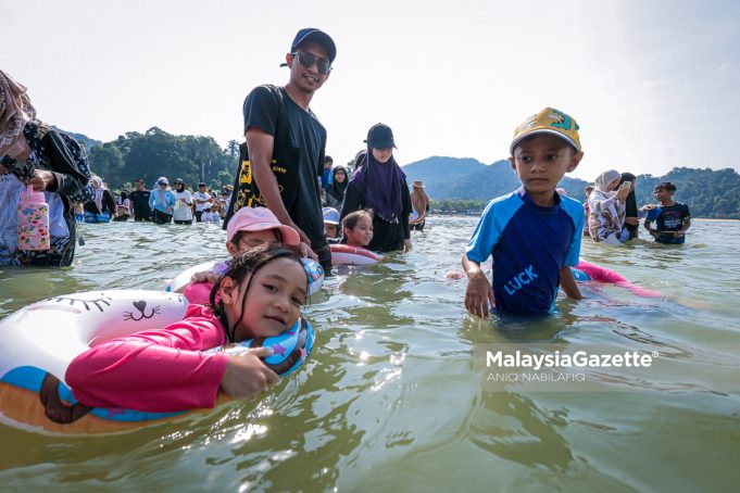 MGF02022026_FENOMENA-LAUT-TERBELAH-PULAU-GIAM-21-1 Gambar hiasan. Kanak-kanak dengan pemantauan rapi orang dewasa menikmati pengalaman berada di laluan laut cetek ekoran berlaku fenomena air laut surut sehingga menimbulkan beting pasir ketika tinjauan lensa MalaysiaGazette di Pulau Pangkor, pada Isnin. Foto ANIQ NABILAFIQ ANUAR, 02 FEBRUARI 2026. Dasar Kasih Keluarga Negara (DKKN) pada program Jelajah Sejahtera MADANI – Skim Insurans Kesejahteraan Rakyat (SIKR) Perak Sejahtera 2030 Saarani Mohamad