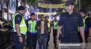 Peguam, Haniff Khatri Abdulla turut ditahan pihak polis pada himpunan Gerakan Anti Rumah Anutan Haram (GARAH) di hadapan Kompleks Sogo, Kuala Lumpur. Foto AIZAT ZAINAL, 07 FEBRUARI 2026.