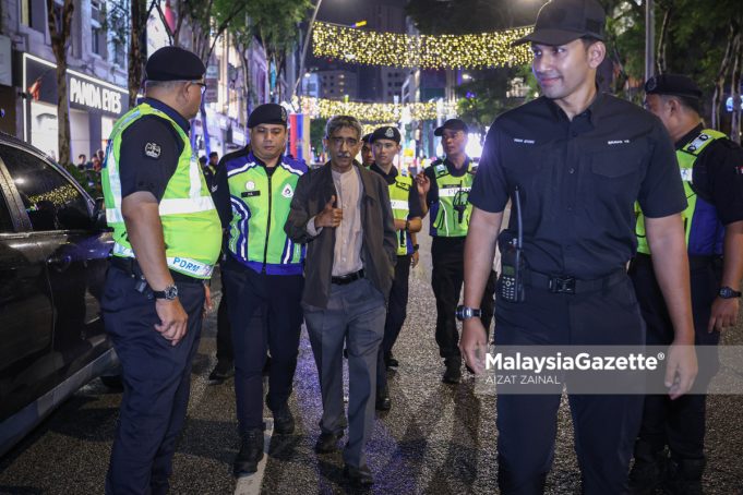 Peguam, Haniff Khatri Abdulla turut ditahan pihak polis pada himpunan Gerakan Anti Rumah Anutan Haram (GARAH) di hadapan Kompleks Sogo, Kuala Lumpur. Foto AIZAT ZAINAL, 07 FEBRUARI 2026.