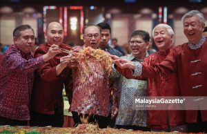 Baca penjelasan Azam, dia buat kerja, buat apa maki dia – Anwar