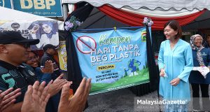 Exco Perumahan dan Kerajaan Tempatan Negeri Perak, Sandrea Ng Shy Ching melancarkan kempen hari tanpa plastik beg ketika meninjau Bazar Ramadan Medan Gopeng, Ipoh. Foto ABDULLAH YUSOF 21 FEBRUARI 2026.
