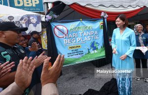 ‘Selamat tinggal‘ plastik sekali guna, tekad Perak demi kelestarian alam Exco Perumahan dan Kerajaan Tempatan Negeri Perak, Sandrea Ng Shy Ching melancarkan kempen hari tanpa plastik beg ketika meninjau Bazar Ramadan Medan Gopeng, Ipoh. Foto ABDULLAH YUSOF 21 FEBRUARI 2026.
