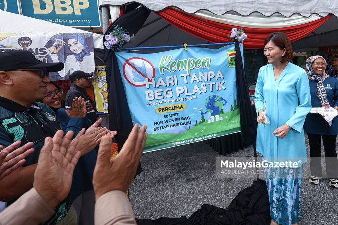 Exco Perumahan dan Kerajaan Tempatan Negeri Perak, Sandrea Ng Shy Ching melancarkan kempen hari tanpa plastik beg ketika meninjau Bazar Ramadan Medan Gopeng, Ipoh. Foto ABDULLAH YUSOF 21 FEBRUARI 2026.