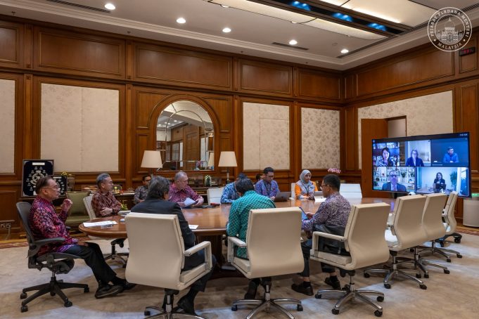 Perdana Menteri, Datuk Seri Anwar Ibrahim mengadakan panggilan sidang video bersama Ruth Porat, Presiden dan Ketua Pegawai Pelaburan Alphabet & Google, serta pasukannya, pagi tadi.