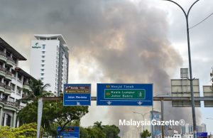 Api belukar 3.2 hektar di Melaka cetus asap tebal dilihat sejauh 10 km