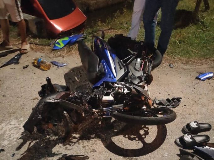 motosikal bertembung kereta